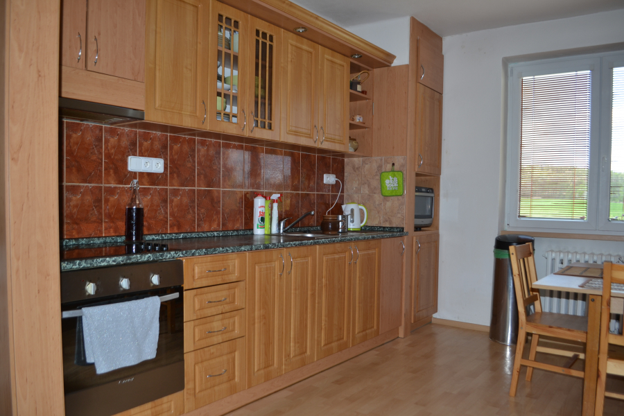 Nabízíme exkluzivně prodej prostorného bytu 3+1/2L s garáží v obci Stěžov u Milína