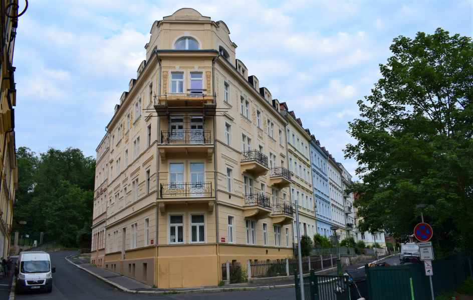 Byt 1+kk o velikosti 25 m2 v podílovém spoluvlastnictví v 5. patře cihlového domu v Karlových Varech, Tylova ulice