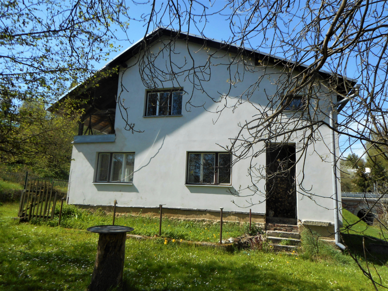 Dům na okraji obce Jenišovice 