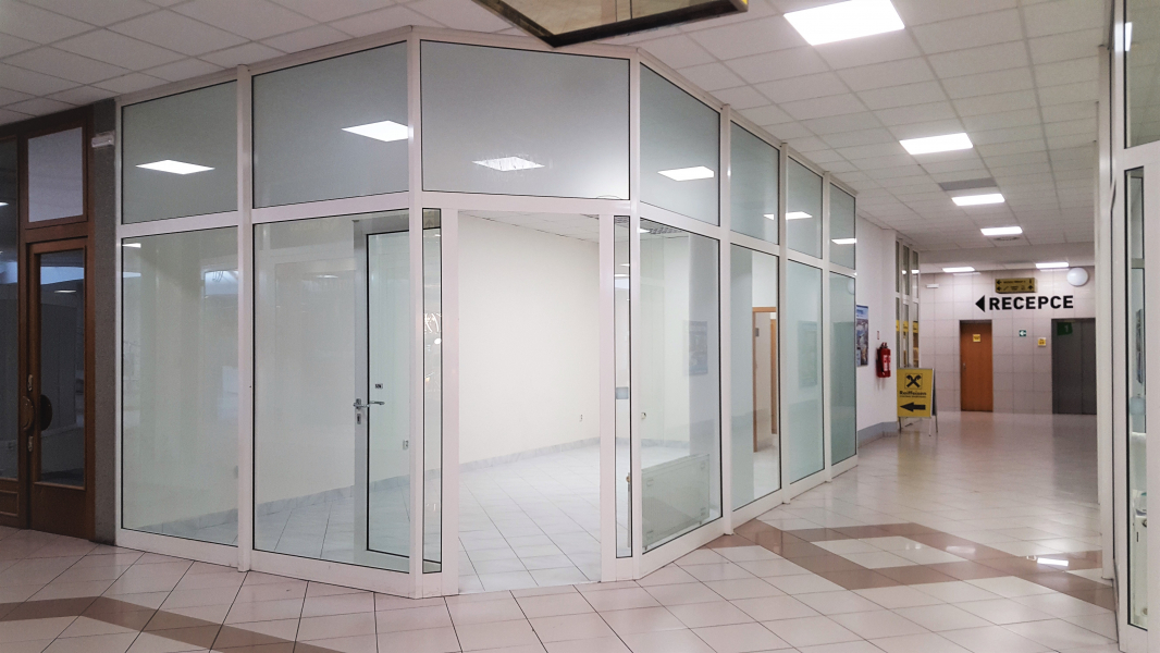 pronájem obchodního, komerčního prostoru, 48m² s výkladci a kuchyňkou v obchodním komplexu IBC