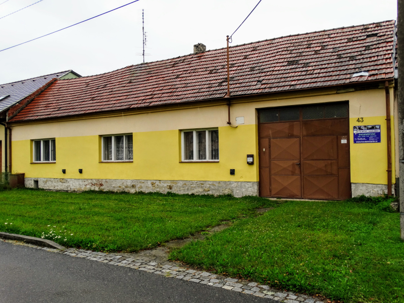 Prodej domu 2+1 s pozemkem 2381 m2 v Hradčovicích